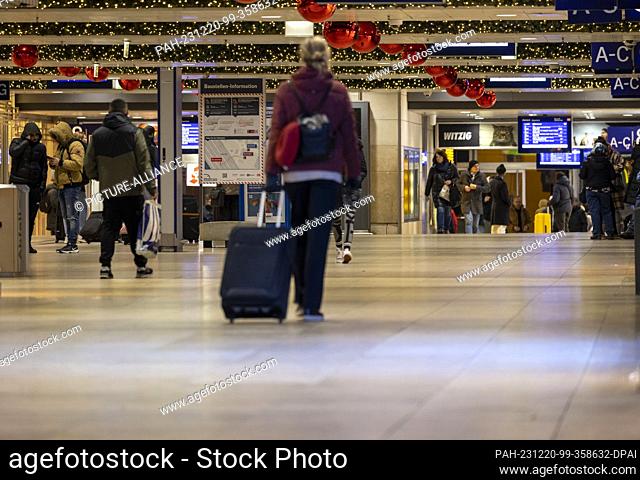 20 December 2023, North Rhine-Westphalia, Cologne: Travelers walk through Cologne Central Station. In a ballot that ended on Tuesday