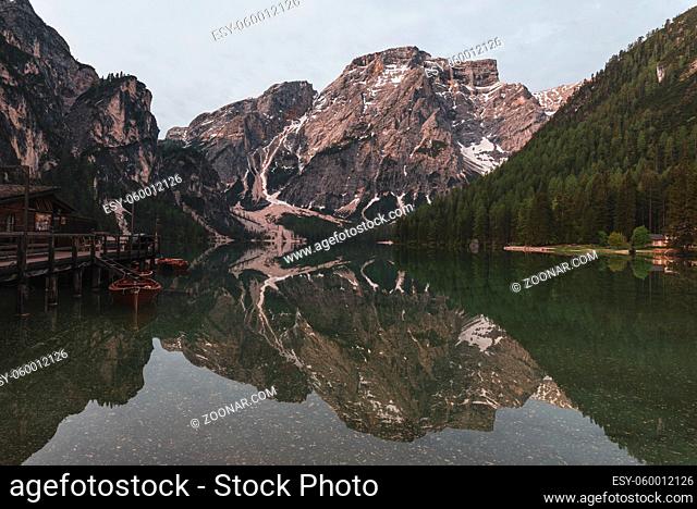 Beautiful Idyllic Austrian Pond Lake Mountain Range Prestine Nature Green Season Travel