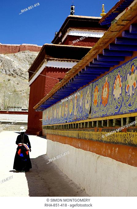 Tibetan Pilgrim circling the base of Kumbum chorten (Stupa) in the Palcho Monastery at Gyantse, Tibet, China, Asia
