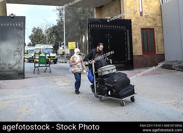 19 November 2023, Egypt, Rafah: Palestinians with foreign passports cross into Egypt from Palestinian territories through Rafah Border Crossing