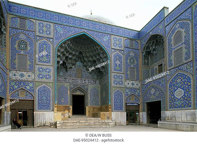 Iran - Esfahan. The mosque of Sheikh Loftollah, built in 1600 on the orders of Shah Abbas I, detail of the courtyard. (World Heritage Site 'UNESCO, 1979)