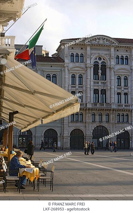 The terrace of Cafe degli Specchi on the Piazza dell'Unita d'Italia, Trieste, Friuli-Venezia Giulia, Upper Italy, Italy
