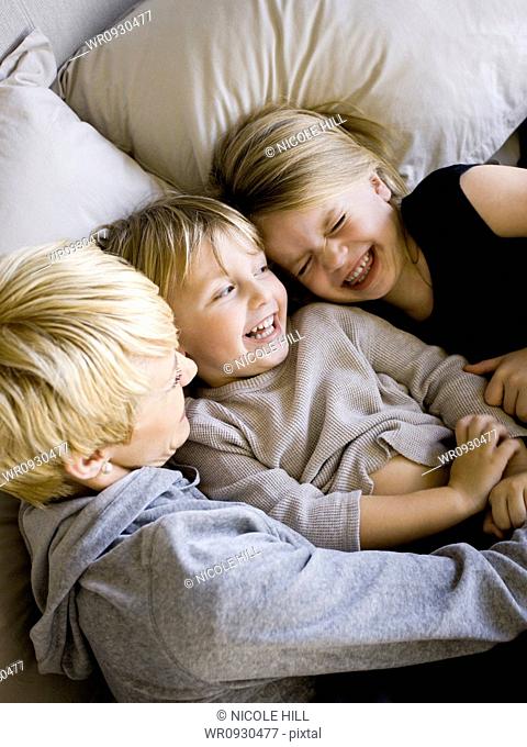 USA, Utah, Provo, Boy and girl 2-5 in bed with mother