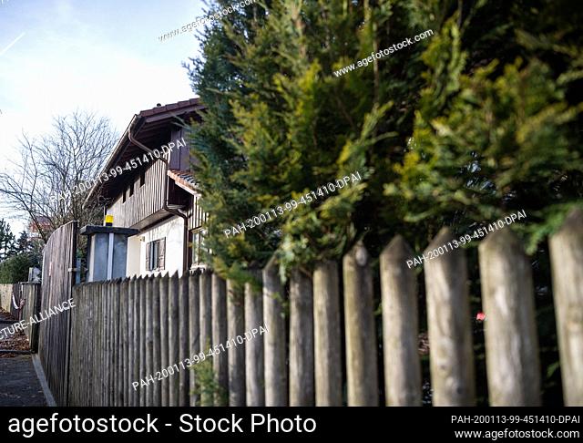 13 January 2020, Bavaria, Starnberg: A fence and a thick hedge can be seen in front of a residential house. Three dead people were found in the house that night