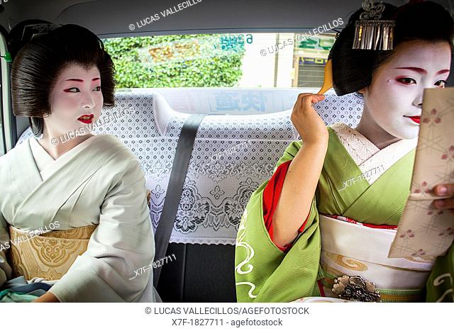 Fukuyu, geisha and Fukukimi, 'maiko' geisha apprenticein taxi going to work Geisha's distric of Miyagawacho Kyoto  Kansai, Japan
