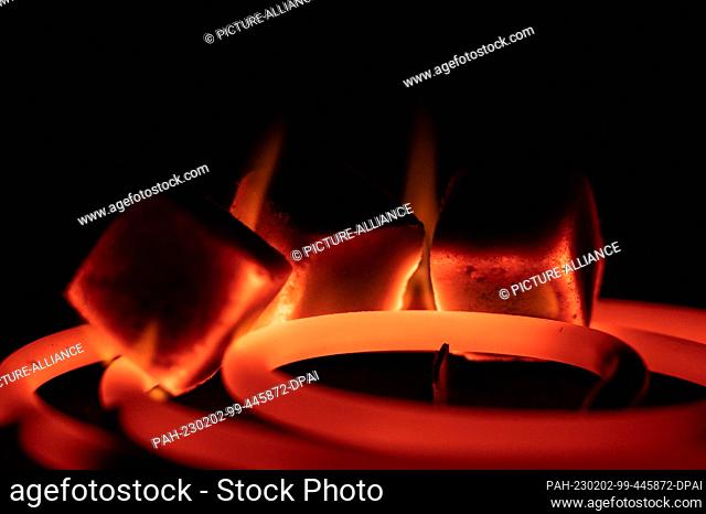 SYMBOL - 01 February 2023, Baden-Württemberg, Rottweil: Glowing shisha charcoal lies on charcoal lighter in an apartment. Photo: Silas Stein/dpa