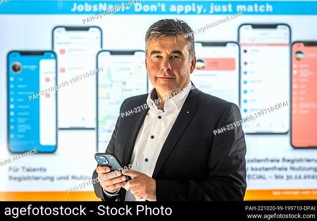 20 October 2022, Saxony, Chemnitz: Uwe Thuß, CEO of the start-up app-concept.com, presents the mobile app JobsNavi. The application of the Chemnitz-based...