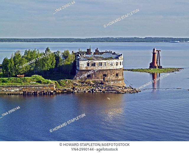 Kotlin Island 20 miles west of St. Petersburg, Russia. A Kronshtadt harbor lighthouse is shown here. Kotlin seperates Neva Bay from the rest of the Gulf of...