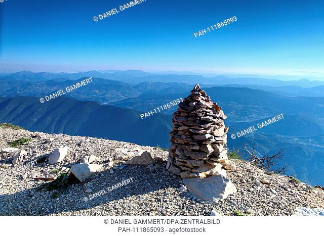 View from the top of Mont Ventoux northwards with a stone tablet. | usage worldwide. - Ventoux/Département Vaucluse/Frankreich