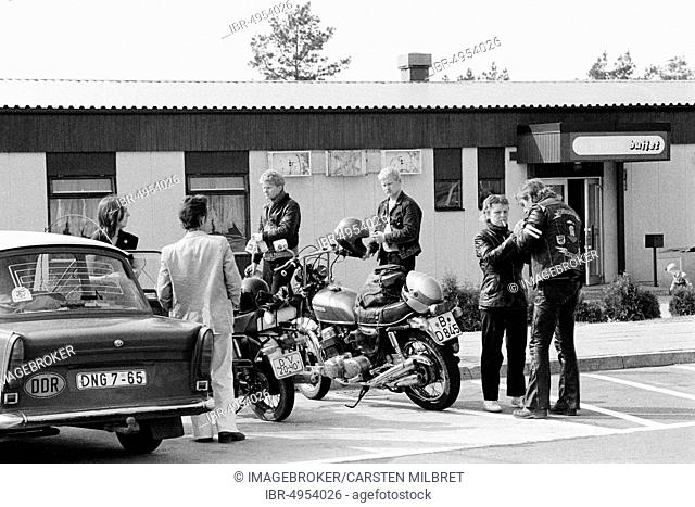 Walsleben-West motorway service area, Hamburg-Berlin transit route, car park with motorists and motorcyclists from the GDR and the Federal Republic of Germany