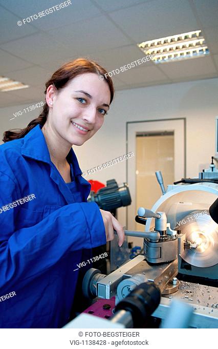 woman works on an engine lathe - 24/02/2009