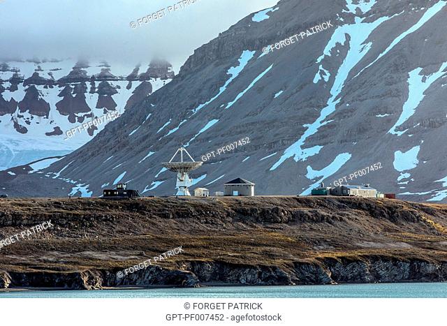 RESEARCH STATION AND WEATHER RADAR IN THE VILLAGE OF NY ALESUND, THE NORTHERNMOST COMMUNITY IN THE WORLD (78 56N), SPITZBERG, SVALBARD, ARCTIC OCEAN, NORWAY