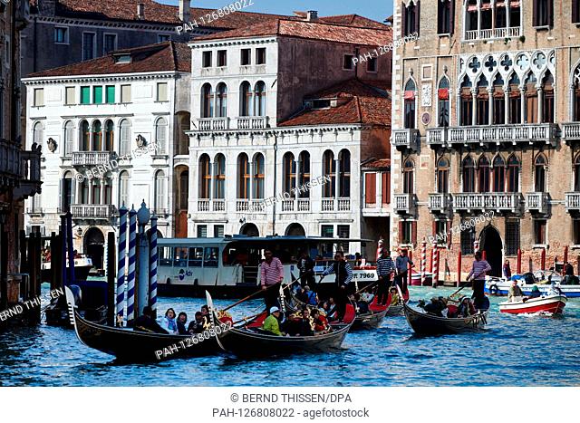 08.05.2019, Italien, Venedig: Gondeln und Boote auf dem Canal Grande. | usage worldwide. - Venedig/Venetien/Italy