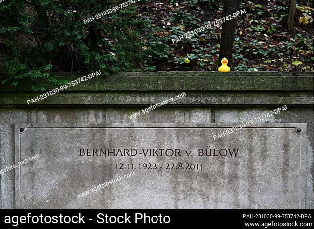 PRODUCTION - 28 October 2023, Berlin: The grave site of actor Bernhard-Viktor von Bülow, alias Loriot, at Waldfriedhof Heerstraße in Charlottenburg