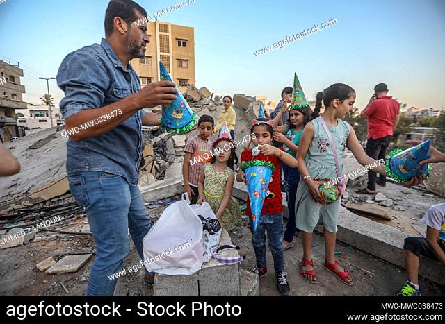 Gaza City. 26th May 2021. Raed Sobeih holds a birthday celebration for Muhammad's daughter, amongst the rubble of his house