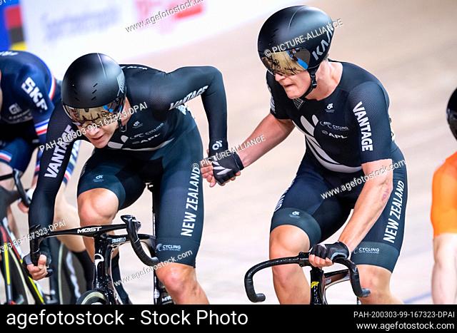 01 March 2020, Berlin: Cycling/Track: World Championship, Madison, Men: The team from New Zealand, Aaron Gates and Campbell Stewart, performs a slingshot
