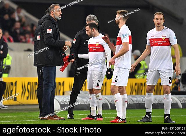 from left: Pellegrino MATARAZZO (coach VFB Stuttgart) speaks to Gonzalo CASTRO (VFB Stuttgart), Nathaniel Phillips (VFB Stuttgart)
