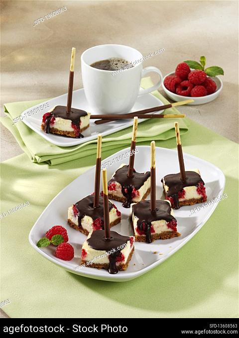Cheesecake cubes with raspberries and chocolate
