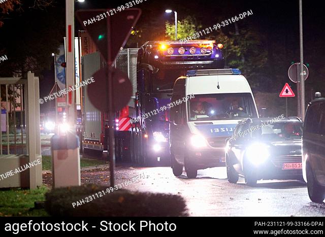 21 November 2023, North Rhine-Westphalia, Jülich: Police forces secure the test drive of an empty Castor container. The test drive was to begin in the evening...