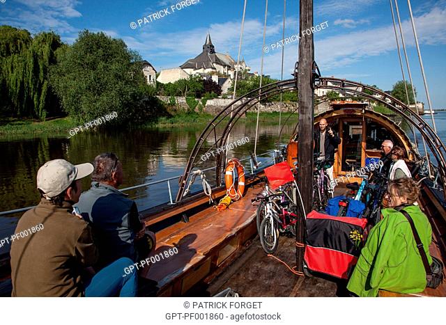 CYCLISTS ON THE 'LOIRE A VELO' CYCLING ITINERARY RIDING ON THE BOAT 'LA BELLE ADELE', CANDES-SAINT-MARTIN, INDRE-ET-LOIRE 37, FRANCE