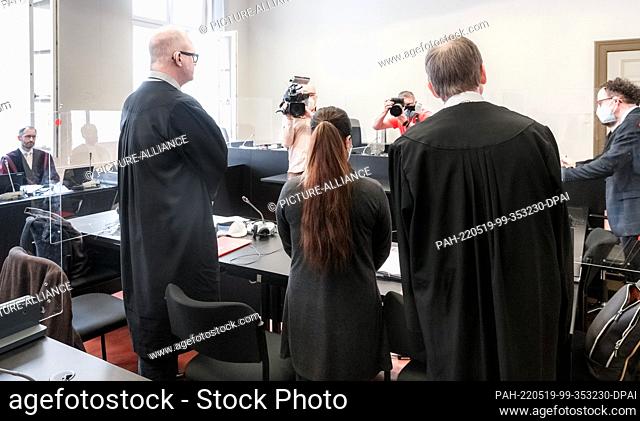 19 May 2022, Hamburg: The accused IS returnee from Bremen stands between her defense lawyers Jacob Hösl and Johannes Pausch (r) in a room of the Higher Regional...