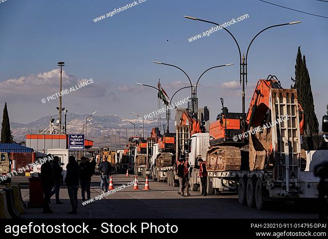 10 February 2023, Iraq, Dihok: Heavy vehicles and machinery pass through the Ibrahim Khalil Border Crossing on their way to Turkey and Syria following the...