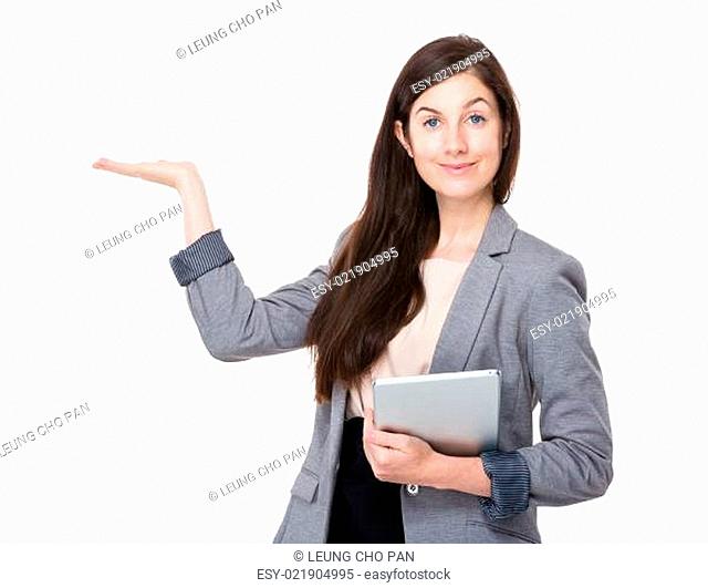 Businesswoman use of tableta and open hand palm