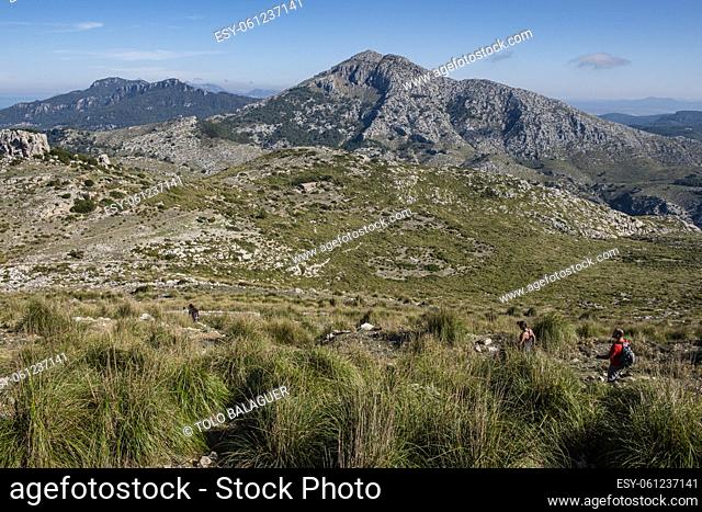 hikers, puig Galatzo, Estellencs, Mallorca, Balearic Islands, Spain