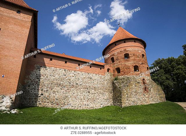 Forecastle wall, gatehouse and one of the defense towers. Trakai Island Castle, Lake Galve, Trakai, Lithuania, Baltic States, Europe