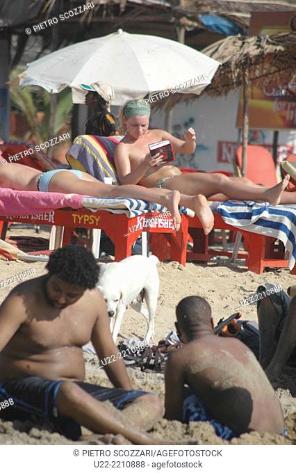 Calangute, Goa, India: careless British tourists in topless at the beach