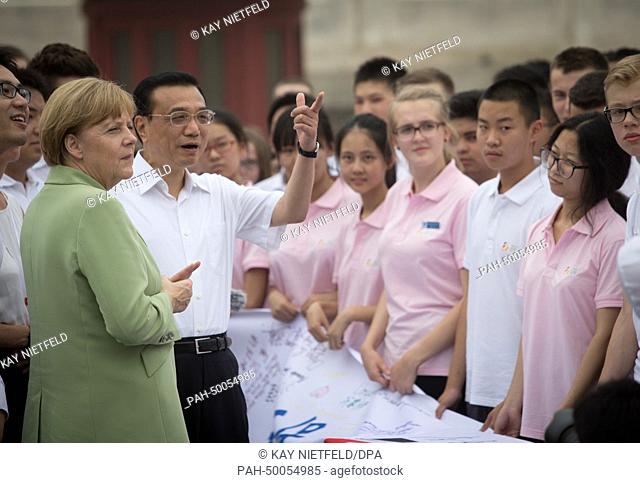 German chancellor Angela Merkel (CDU) and Chinese Premier Li Keqiang talk to German and Chinese pupils in front of the Temple of Heaven in Beijing, China