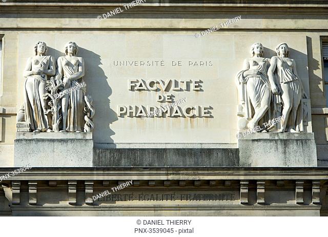 France. Paris 6th district. Avenue de l'Observatoie. Statues on the facade of the Faculty of pharmacy