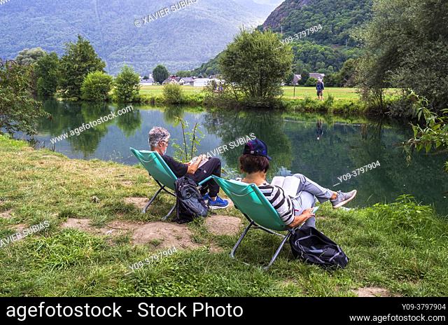 Couple reading, Lac de Badech, Bagnères-de-Luchon, AHaute-Garonne department, Occitanie, France