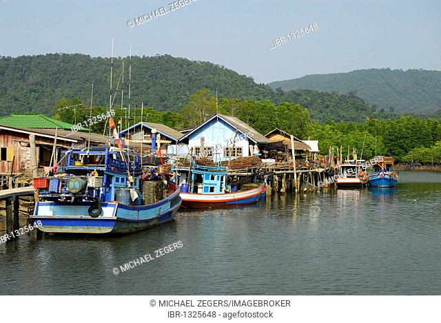 Village in the Salak Phet bay, Koh Chang Island, National Park Mu Ko Chang, Trat, Gulf of Thailand, Thailand, Asia