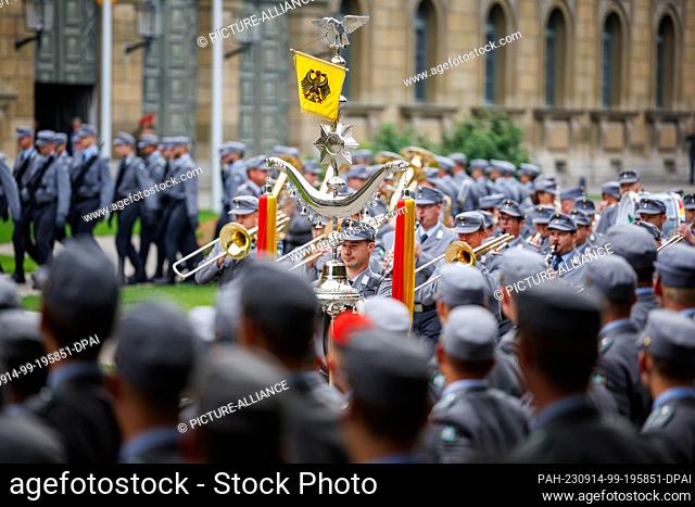 14 September 2023, Bavaria, Munich: The German Armed Forces Music Corps marches along the ranks of recruits from Mountain Infantry Battalions 232 and 233 from...