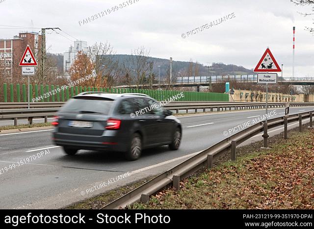 19 December 2023, Thuringia, Schwarza: Signs with Christmas greetings have been erected on the B88 federal highway by a traffic management company from the...