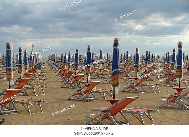 Italien, Bibione, leere Strandliegen