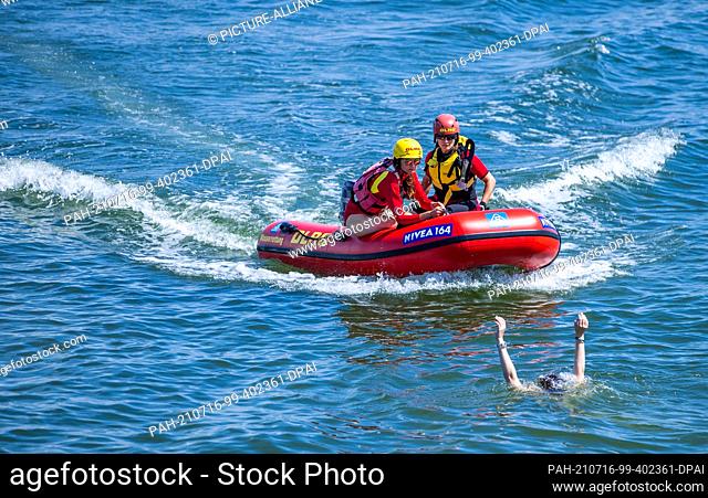 15 July 2021, Mecklenburg-Western Pomerania, Prerow: Lifeguards Pauline Geipel (in front) and Jasmin Luciani from the DLRG water rescue team drive to a woman...