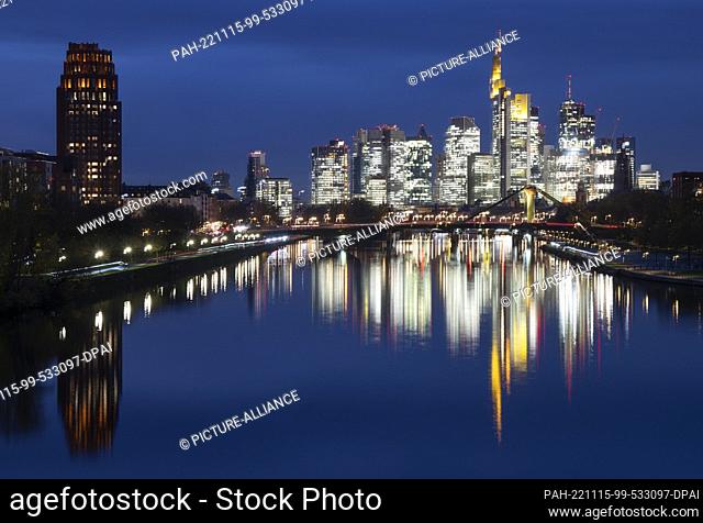 15 November 2022, Hessen, Frankfurt/Main: Frankfurt's banking skyline glows in the last light of day. Photo: Boris Roessler/dpa