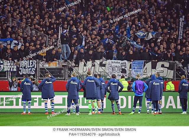 Schalke players stand after the end of the game wordlessly and idly before the angry Schalke fans, football fans, disappointment, frustrated, disappointed