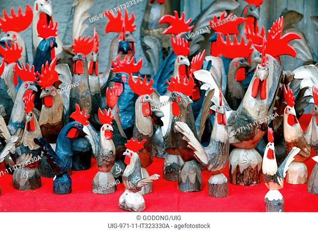 Sant Orso fair. Artists and craftsmen from Valle d’Aosta proudly display their works. Roosters Carving. Aosta. Italy