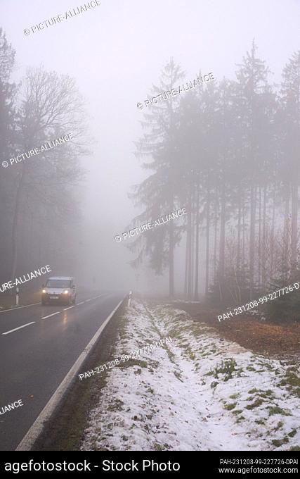 08 December 2023, Rhineland-Palatinate, Niederburg: Fog and melting snow determine the weather in the Hnnsrück. The German Weather Service (DWD) is expecting...
