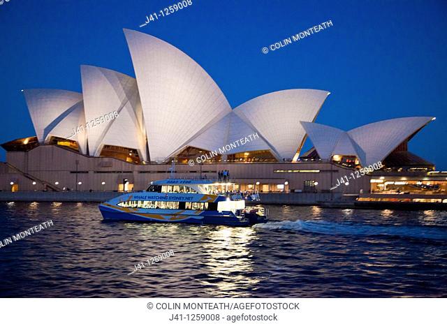 Sydney opera house, ferry leaving Circular Quay, dusk, Sydney, NSW, Australia
