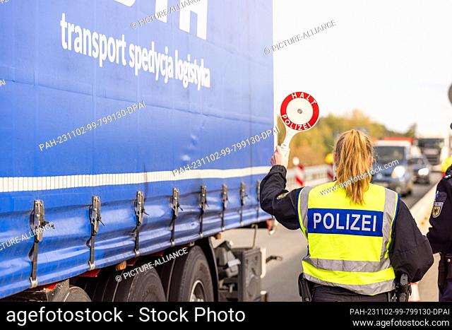 02 November 2023, Brandenburg, Bademeusel: Officers of the Federal Police check vehicles at the Bademeusel border crossing on the BAB 15 motorway