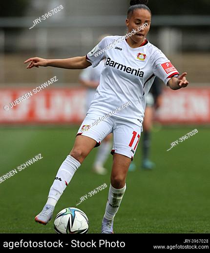 Leverkusen, Germany, 04/03/2022, Flyeralarm Frauen Bundesliga, Matchday 19, Bayer 04 Leverkusen - TSG 1899 Hoffenheim, Amira Arfaoui (B04)   controls the ball