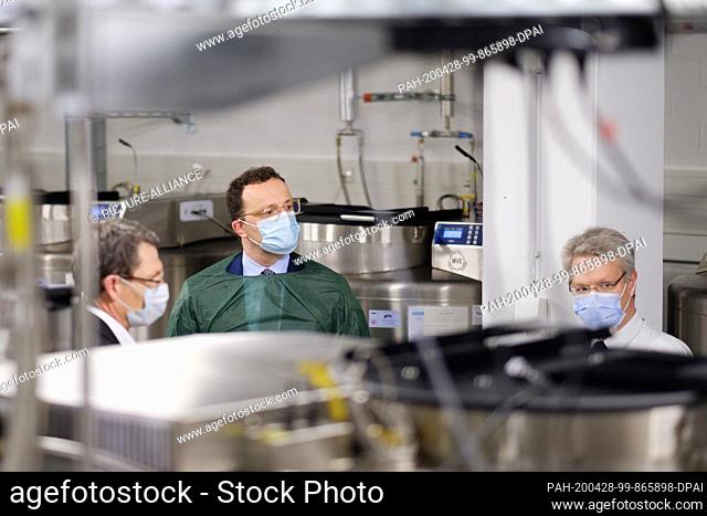 28 April 2020, Lower Saxony, Hanover: During his visit to the Clinical Research Center (CRC) of the Hanover Medical School (MHH)