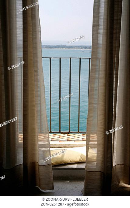 Europa, Italien, Sizilien, Syrakus Blick von einem Hotelzimmer auf das Mittelmeer in der Altstadt von Syrakus an der Mittelmeer Kueste im osten von Sizilien