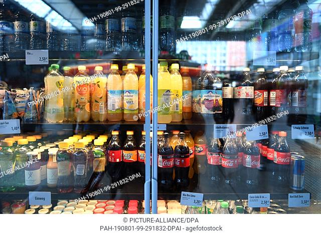 31 July 2019, Bavaria, Munich: Beverages are stored in a refrigerated shelf in the main hall of the HBF. The alcohol ban at Munich Central Station is now in...