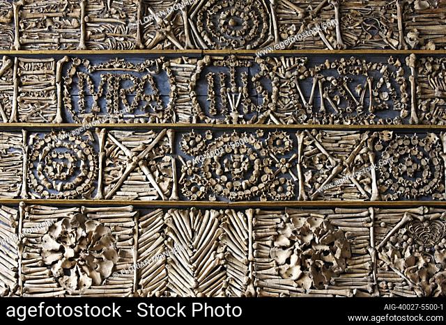Goldene Kammer nach der Restaurierung mit historischer Farbfassung (blau) Schrift und Ornamente an der Westwand aus Knochen, Kˆln, St. Ursula