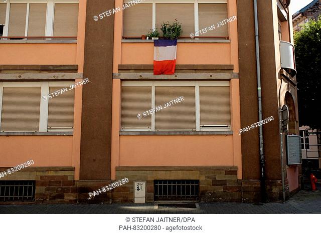 A French flag hangs down from a window in Strasbourg, France, 20 July 2016. Photo: Stefan Jaitner/dpa - NO WIRE SERVICE - | usage worldwide
